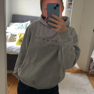 Grå hoodie - Cool grå hoodie från märket Mennace. Köpt på zalando för längesen. Använd men har inga defekter. Den är i storlek S men skulle säga att den passar XS bättre!