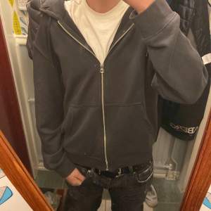 Zip hoodie ifrån weekday, perfekt till sthl stil eller grisch. Nypris:400 Mitt pris:150 Skick 9/10 