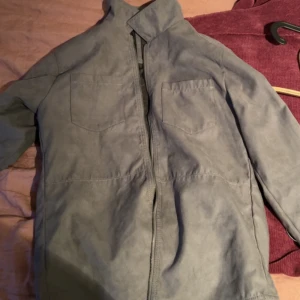 Jack and Jones tunn jacka  - En helt ny jacka aldrig använd köpt förra året i storlek S nypris 799