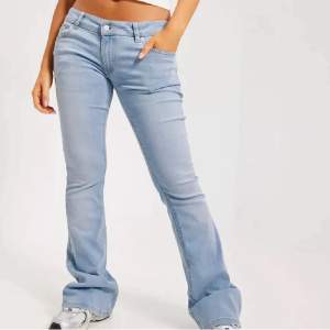 Söker dessa jeans, i strl 34 eller 36. Är villig att betala runt 350-400 kr! 