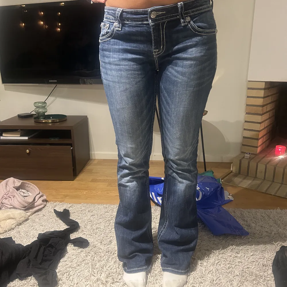 Så snygga jeans från miss me som ej kommer till användning längre så därför säljer jag dem! Passar mig som oftast har M i byxor 💞. Jeans & Byxor.