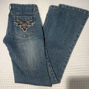 Säljer mina favorit jeans då dom blivit för små. Lågmidjade och utsvänga, ser knappt använda ut, väldigt bra kvalite och supersköna. Finns i Bålsta, kan annars fraktas. Mvh Vendela