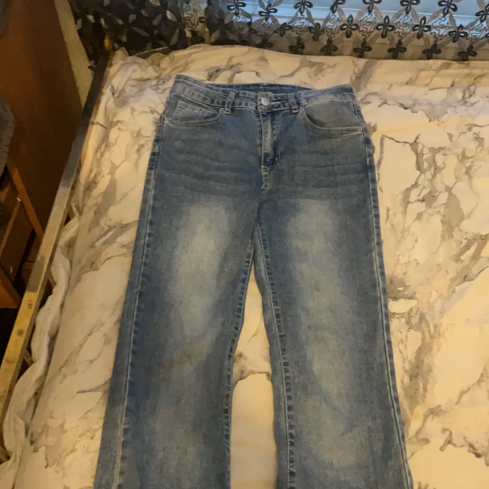 Hej💕 jag säljer dessa bootcut jeans De är använda typ 3-4 gånger. De är väldigt mjuka det känns som att man har på sig leggings. Nypris -269kr. Mitt pris 100kr. Skriv gärna till mig ifall du är intresserad💕 köparen står för frakten :) . Jeans & Byxor.