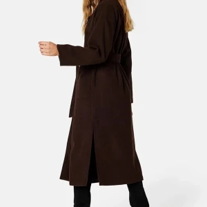 Brun wool kappa  - Wool kappa från bubbelroom! Använd 2 gånger. Köpt för 1199kr. 🤎🍂