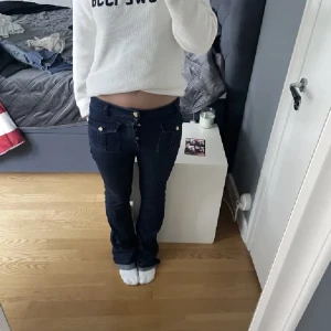 La semaine jeans - Snygga jeans från La semaine Paris med fickor på framsidan💓 storlek 36 men brukar ha 38 och de funkar! Lite slitet längst ner på baksidan (bild 3), annars nyskick 😊 Köpta för 3000kr