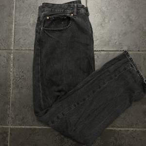 Jeans från Vailent i storlek M. Loose fit och fint skick. Säljer då de inte passar längre. Nypris: 499kr. Dra iväg ett meddelande om du har ytterligare frågor eller vill köpa🤙
