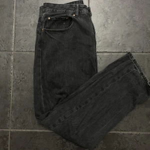 Jeans Vailent  - Jeans från Vailent i storlek M. Loose fit och fint skick. Säljer då de inte passar längre. Nypris: 499kr. Dra iväg ett meddelande om du har ytterligare frågor eller vill köpa🤙