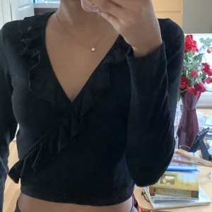 Tröja med volanger - Säljer denna jätte fina tröjan för att jag ej använder den längre. Tröjan har snören så det blir en roset där back💗