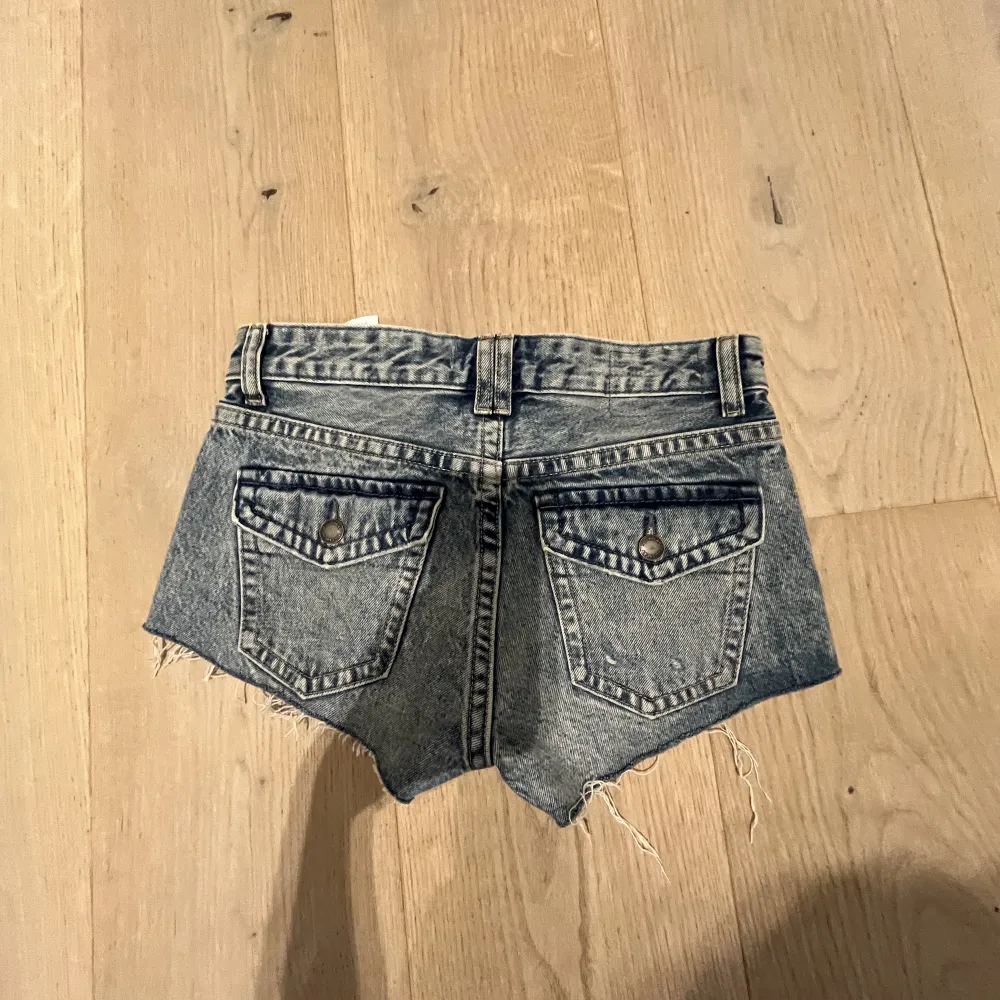 Så så fina shorts men som tyvärr inte kommer till andvändning köptes i somras på pull and bear andvänt fåtal gånger! 🥰❤️‍🔥. Shorts.