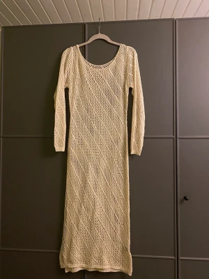 Strandklänning - En helt oanvänd strandklänning i ett väldigt fina material. Den sitter super snyggt på och passar perfekt över bikinin en dag på stranden. Den är köpt för ca 100:-. Pris kan diskuteras. 💕