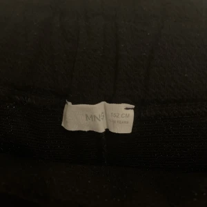 Mangonyxor - Här kommer det ett till par svart utsvängda mangobyxor till salu. De är i bra skick och har används. Fråga om mer info eller om fler bilder🩷