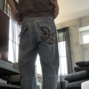 True religion jeans - As feta true religion jeans ”big T” riktigt baggy och as fet brodering på bakfickan. Riktigt rare. Kom me bud och lägg gärna prisförslag💯🔥