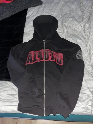 Cactus Jack - Reverse utopia hoodie  - Cactus Jack hoodie designad av Travis Scott, hoodies är en del av utopia dropet så kommer inte finnas tillgänglig att köpa igen. Använd några fåtal gånger och såld då den är för stor för mig!