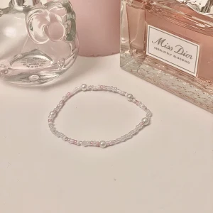 Rosa och vitt pärlarmband 💗 - Handgjort pärlarmband med elastisk tråd 