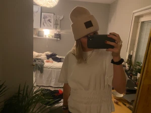 Acne mössa  - Säljer min acne mössa som inte kommer till användning längre. Köpt för två år sedan för 1200 kr. Väldig sparsamt använd. Skriv för fler frågor eller funderingar 💓🤩