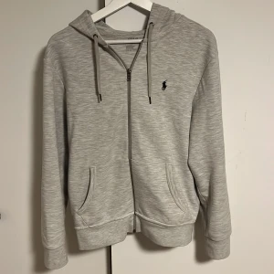 Ralph Lauren Zip Hoodie stl: S - Säljer nu denna riktigt snygga Ralph Lauren zip hooodien. Den är i mycket bra skick utan deflekter och jag är: 188 cm.  Vid fråga är det bara och skriva. 