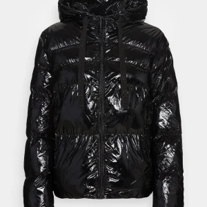 Guess vinterjacka  - Säljer nu min Guess vinterjacka modell Karine eftersom den inte kommer till användning, köpt januari 2023 på zalando för strax över 2 000 kr den är i storlek medium men passar perfekt på mig som alltid har small i jacka 