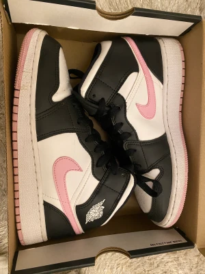 Air Jordan 1 mid artic pink - Nypris: 2000 Priset går att diskutera 