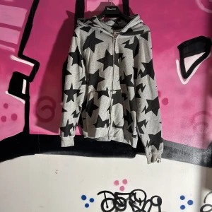 Bape hoodie - Tjena säljer en skön baggy bape hoodie som jag tyvärr är osäker på äkthet då den köptes på plick för ca 2000. Bra skick inga skador eller fläckar!! Frågor? Hör av dig. Mvh William 🍂😂