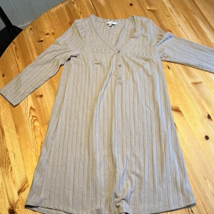 Tunika från cellbes. Ej använd   - Säljer en tunika köpt på cellbes. Den har aldrig blivit använd men är tvättad. Jag kan inte så några anmärkningar. Storlek 34/36  (Se bilder på plagget för färg, lampan ligger på lyser på plagget.) 