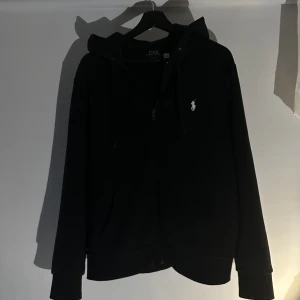 Ralph Lauren zip hoodie - Säljer min Ralph lauren zip hoodie storlek M,  köpt från Ralph Laurens hemsida för ungefär 2000kr. Väldigt bra skick som ny 9/10. 