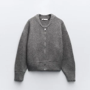 Stickad kofta  - Säljer denna stickade kofta ifrån Zara. Endast använda ett fåtal gånger så den är i mycket bra skick!❤️