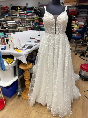 Brudklänning  - Vit bröllopsklänning stl 38-40. Uppsydd i Vietnam 2023. Nypris 8900kr. Justerad hos sömmerska i Sverige. Istället för kupor syddes en B&H fast i klänningen, denna går att lossa och ersätta med kupor. 4 lager tyll + underklänning. Slöja ingår.