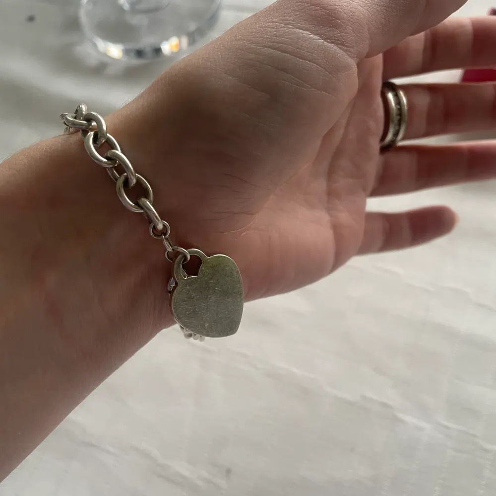 Armband i silver. Köpt från Hallbergs guld för några år sedan. Armbandet är 17 cm men går att korta om man vill.. Accessoarer.