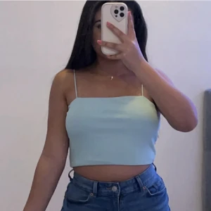 Grön topp - Supersöt ljusgrön topp i mycket bra skick! Passar stl xxs-m. 🪴