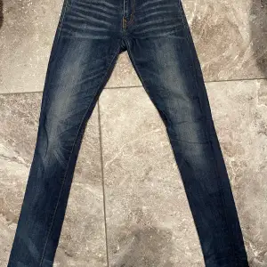 Mörkblåa jeans från Crocket i storlek xs/s. Men i riktig jeansstorlek så är det 26/32. Rikigt bekväma och snygga. Säljes pga garderobrensning. Kika gärna på mina andra annonser, säljer mycket. Samfraktar gärna!!