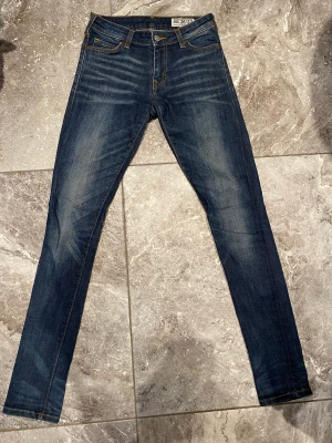 Jeans stl.xs/s - Mörkblåa jeans från Crocket i storlek xs/s. Men i riktig jeansstorlek så är det 26/32. Rikigt bekväma och snygga. Säljes pga garderobrensning. Kika gärna på mina andra annonser, säljer mycket. Samfraktar gärna!!