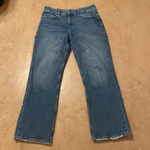 Zara jeans som är använda men i gott skick. Midjan är medel 