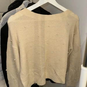 Hm tröja - Säljer denna fina tröja från hm då den inte kommer till användning längre❤️Är använd sparsamt och är som ny. Tveka inte på att skriva vid frågor och intresse!