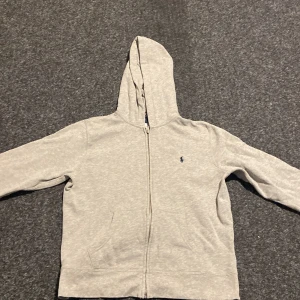 Ralph lauren tröja barn - Fin tröja i bra skick till bra pris. Besök min plick profil för mer info och köp innan någon annan gör de.