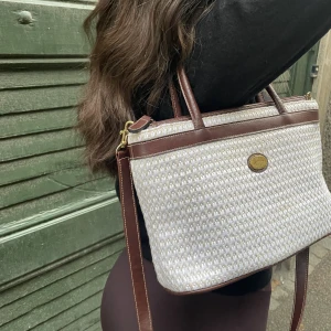 Lilly - Skriv för frågor eller mer bilder!🤍  Följ oss gärna på Instagram @bellebag_uf🌟 