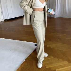 First Choice Pants - DJERF AVENUE (greige)  - Säljer ännu ett par kostymbyxor i exakt samma modell och storlek som den andra annonsen. Dessa är dock köpta här på Plick en gång tidigare & har kommit till mer användning än de andra, därav det lägre priset. Fortfarande dock i väldigt bra skick. 🌼