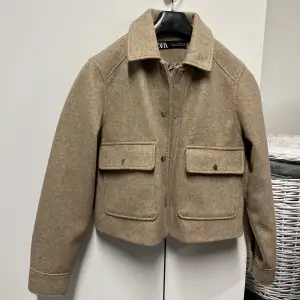 En brun/ beige jacka från Zara i strl S💞säljs för 250 köpte för 500. Används 1 gång.