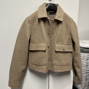 Zara Jacka  - En brun/ beige jacka från Zara i strl S💞säljs för 250 köpte för 500. Används 1 gång.