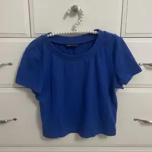 Lite kortare blå t-shirt från Shein, bra skick! 