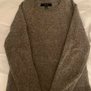 stickad tröja från Vera Moda  - jättefin brun stickad tröja från vero Moda har använt några få gånger och den är inte så jätte nopprig