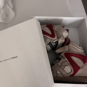 Isabel Marant skor - Kollar intresset på min coola och unika Isabel Marant skor! De är gamla och använda, har därför slitage. Ska putsas upp och då försvinner missfärgningarna. Inte helt säker om jag vill sälja men kom med prisförslag💓💓kan tänka mig byte mot atp väska!