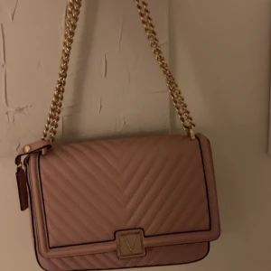 Victoria Secret väska  - Super fin Victoria Secret väska, köpt i januari för 1000kr i Stockholm, ändas använd fåtal gånger ser ut som helt ny!  säljer då den inte kommer till anvädning❤️Kan gå ner i pris vid snabbt affär!