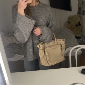 Björn Borg väska - Säljer denna as snygga Björn Borg handväskan, beige med guldiga detaljer, bra skick, pris kan diskuteras🩷