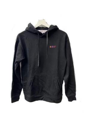 Svart hoodie  - Säljer en riktigt snygg o basic svart hoodie från märket Incognito med en kinesisk text över bröstet. Knappt använd o ser nästan ny ut. Storlek s men passar som xs. Skriv gärna vid frågor och funderingar 