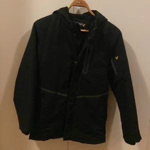 Lyle&scott jacka - Tja säljer min riktiga snygga Jacka då jag tyvärr har växt ut den, den är i 9\10 skick vilket är mycket bra och jackan har ett varmt material vilket är perfekt inför vintern!