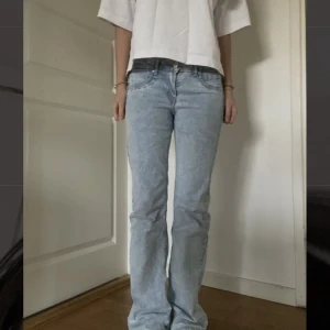 Jeans - Säljer ljusblåa jeans, straight, lågmidjade🩵