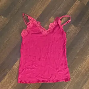 Stark färgad rosa tröja med spets och v-urringning storlek xxs-m för den har Stretchit material💗