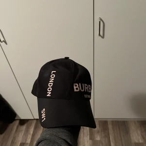 Burberry keps - Hej! Jag säljer min burberry keps. Den är knappt använd, du kan justera storleken beroende på hur du vill att den ska sitta. Kepsen är knappast använd!