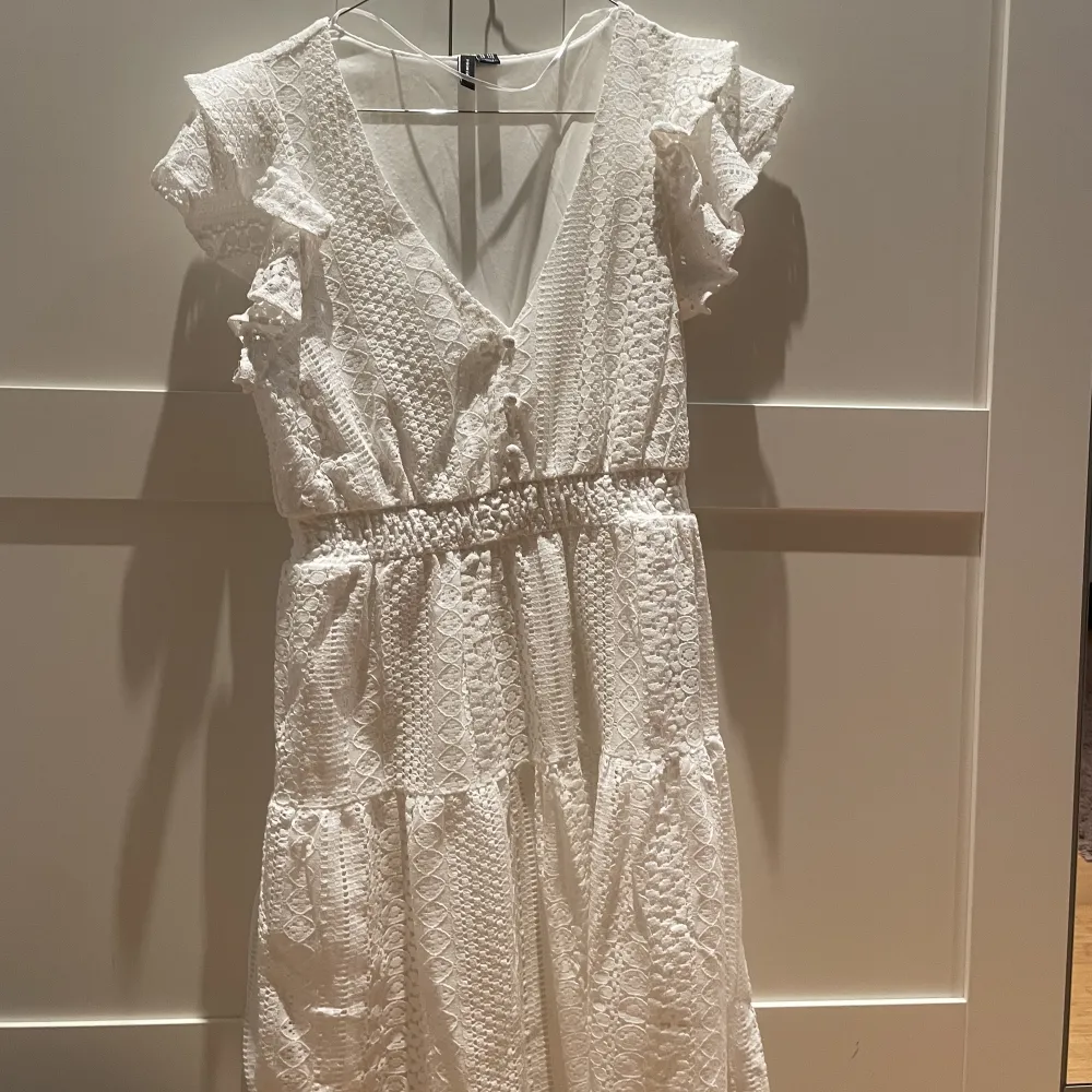 Super fin vit klänning i helt nyskick! Bara testad en gång men den passade inte mig. Säljer den för 450 kr inklusive frakt då den är i helt nyskick!🩷🫶Är i storlek xxs men sitter stort på mig som i vanliga fall är xs/s . Klänningar.