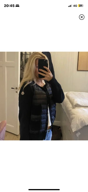 Moncler cardigan - (intressekoll!) Kollar intresse på denna snygga eftertraktade moncler cardigan med knappar! köpt på vestiare collective, har äktehetsbevis! Den är svart och i Strl L men passar mig med normalt xs/s och s, små i storleken. Jättebra skick!